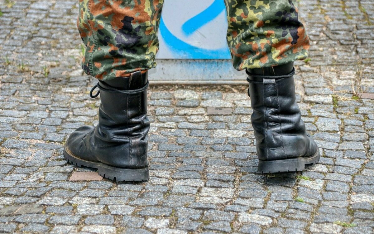 Ein Bundeswehrsoldat steht auf einem Weg. Ein Bundeswehrsoldat steht auf einem Weg.
